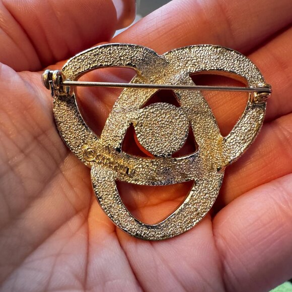 Sarah Coventry Coral Cabochon Gold Tone Circle Brooch 1.75 Inch - Picture 4 of 7